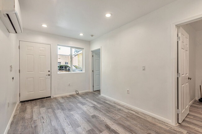 Building Photo - 849 W 43rd St