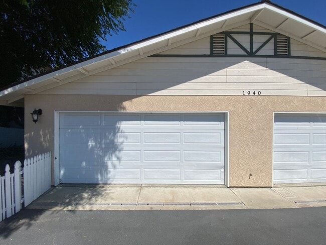 Building Photo - Downtown Duplex
