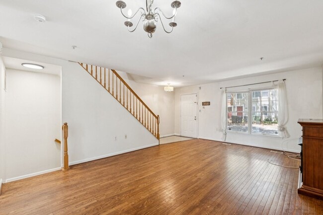 Building Photo - Spacious 3BR Townhome Near Metro & Nationa...