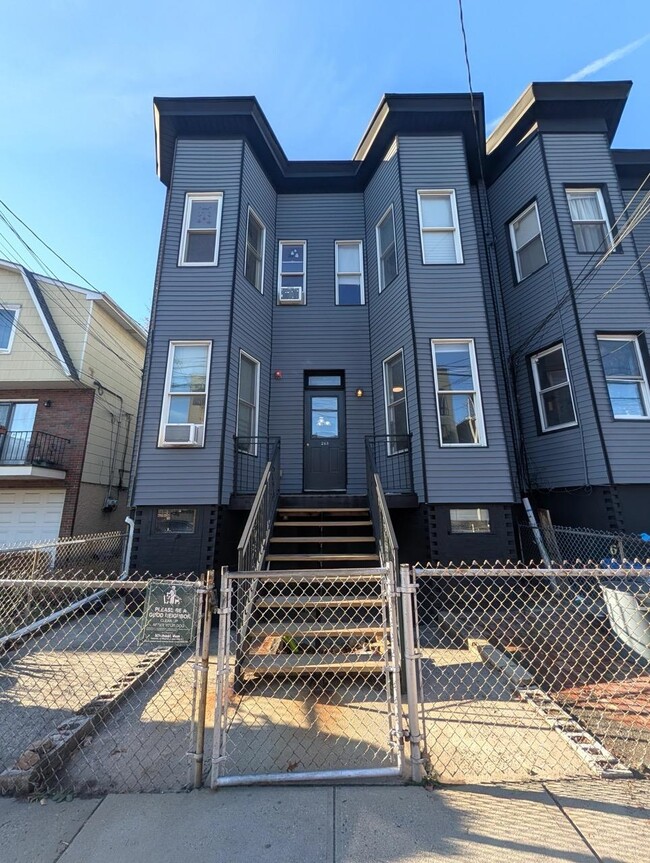 Building Photo - 265 Webster Ave