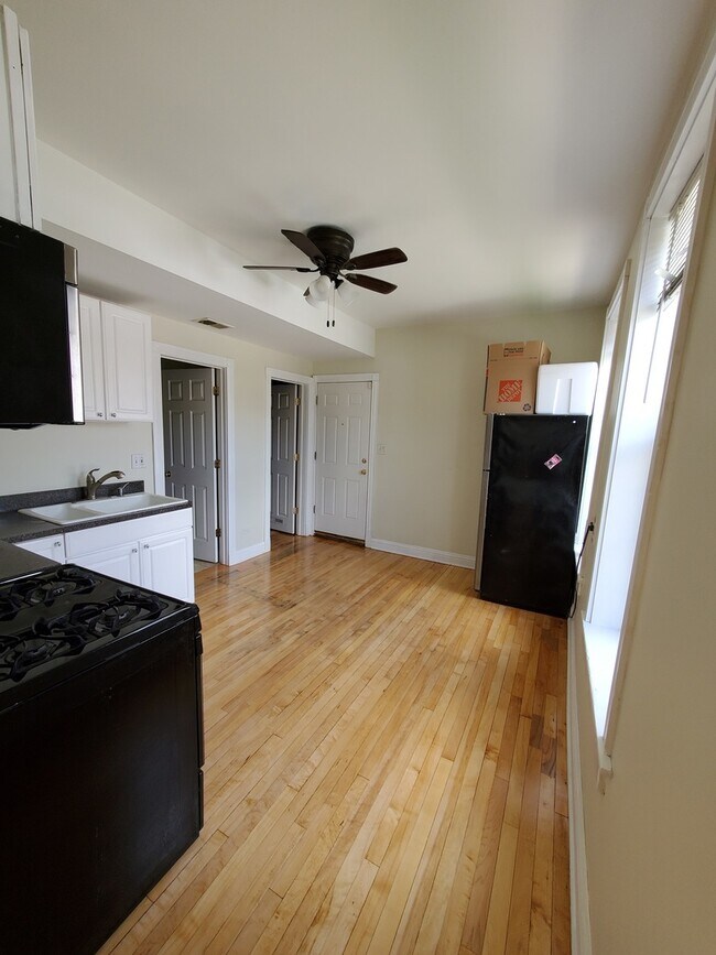 Foto del edificio - 3721 W Belmont Ave