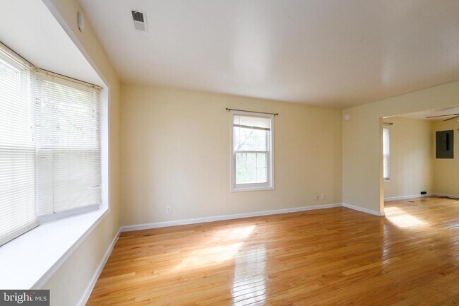 Building Photo - 316 Surry Ln
