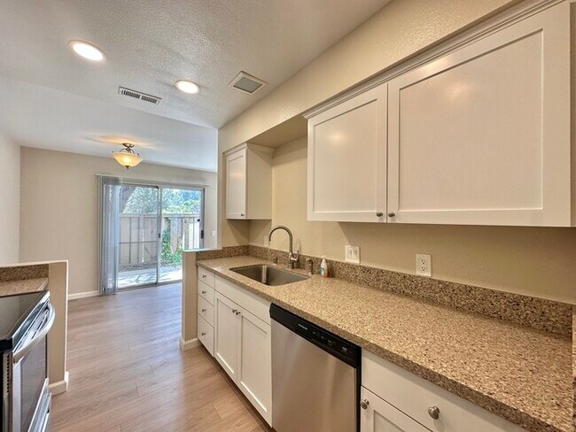 Foto del edificio - Newly Remodeled 2 Bedroom 2 Bath Near UTC ...