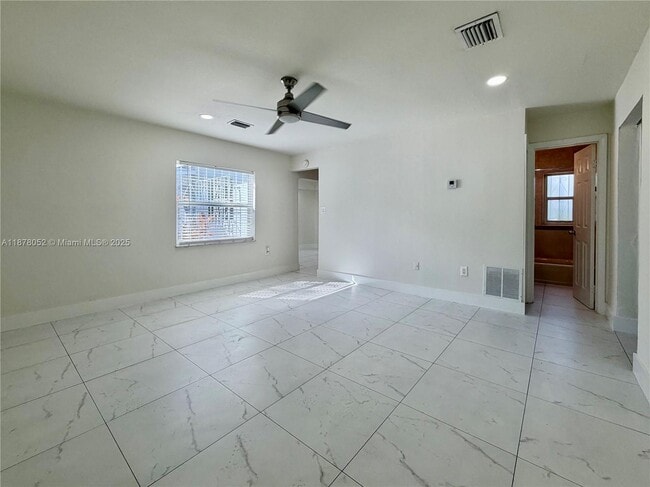 Foto del edificio - 425 Opa-Locka Blvd