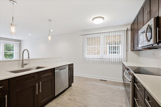 Building Photo - 2553 W Summerdale Ave
