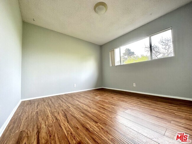 Foto del edificio - 127 Loma Vista St