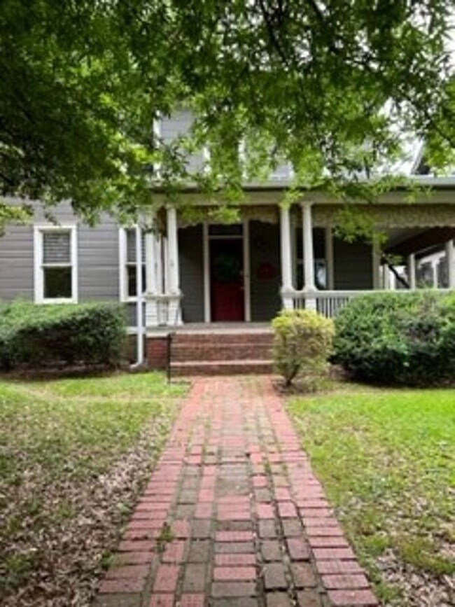 Building Photo - Beautiful 4 Bedroom 2 Bath House now Avail...