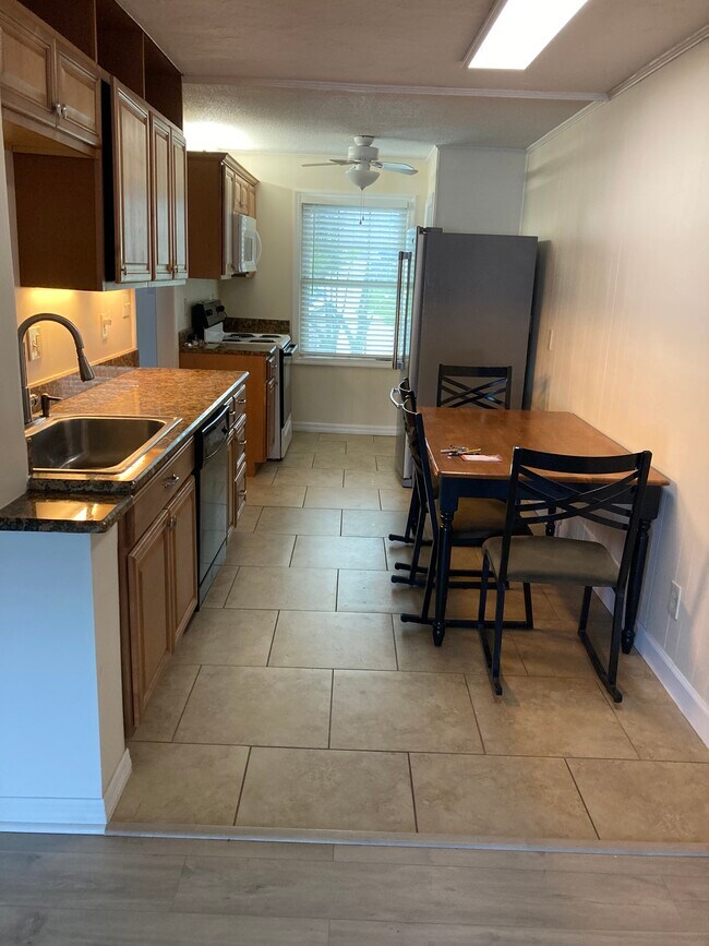 Comer en la cocina - 368 Georgetown Dr