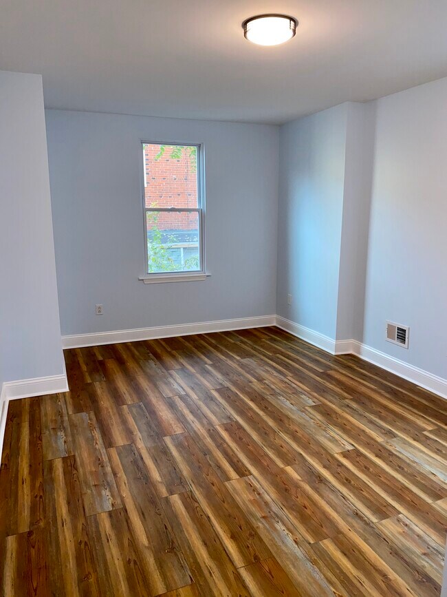 Building Photo - 629 S Yewdall St