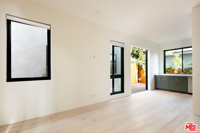 Foto del edificio - 633 Palms Blvd