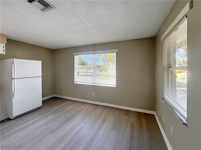 Foto del edificio - 13037 First St