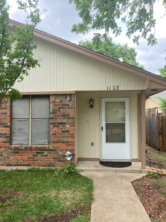 Primary Photo - 1103 Suburban St