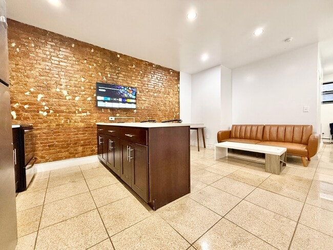 Building Photo - Furnished room/NOT APARTMENT