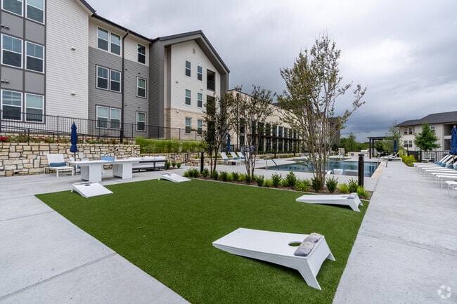 Resort Style Pool - Bluestem at Loyola