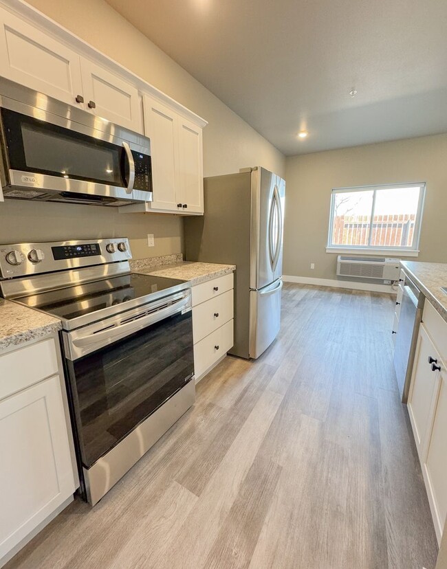 Building Photo - Pet Friendly 2 bed/ 2 bath unit at Soldier...