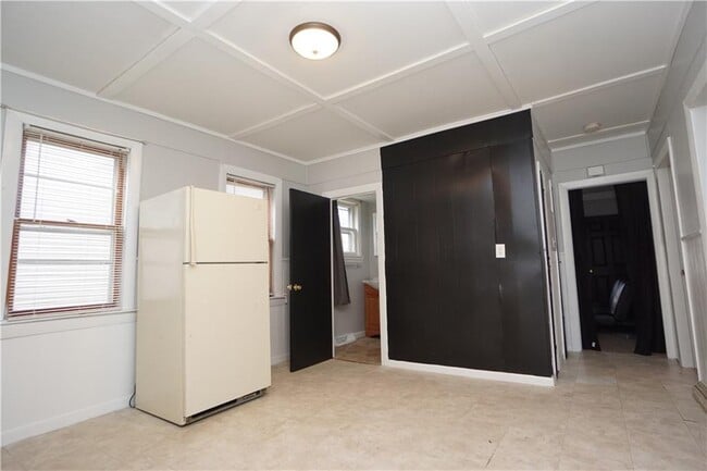 Building Photo - 98 Sterry St