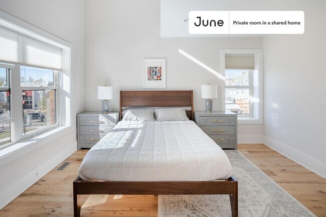 Building Photo - Private bedroom in 4 bed/3.5 bath Home