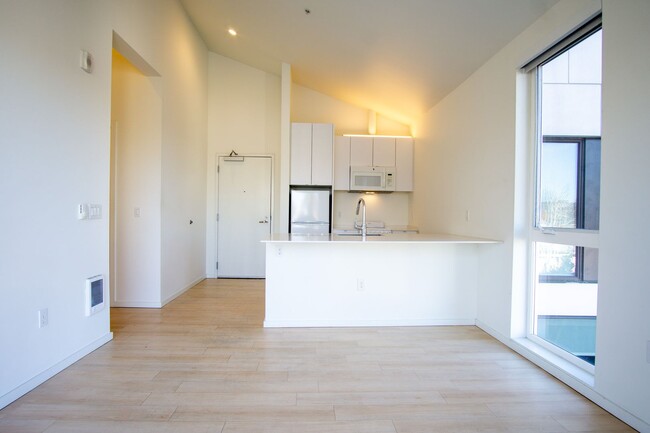 Building Photo - Chic Buckman Studio w/ Vaulted Ceilings, D...