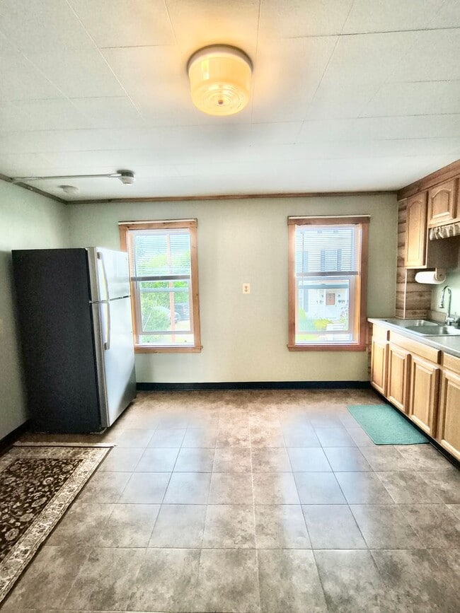 Building Photo - 48 Bentley St