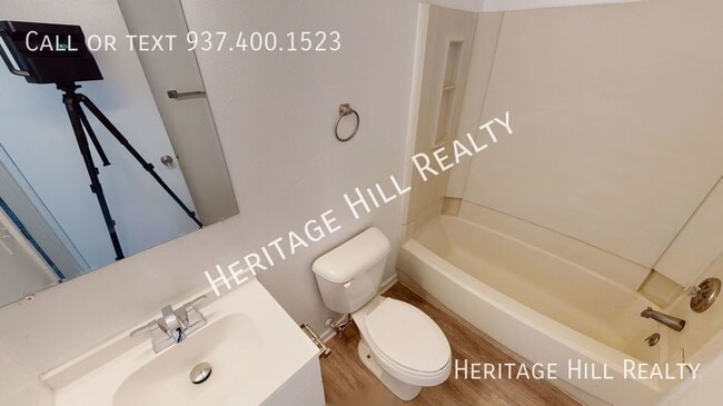 Building Photo - Renovated 2 Bedroom, 1 Bath Ranch Apartmen...