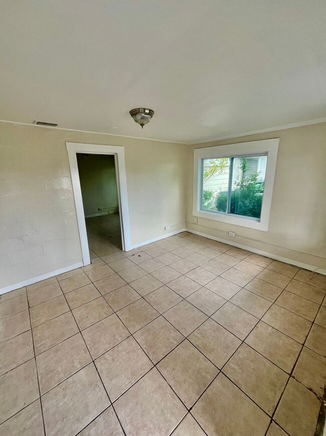 Building Photo - SPACIOUS 1BR/1BA Lakeland Duplex