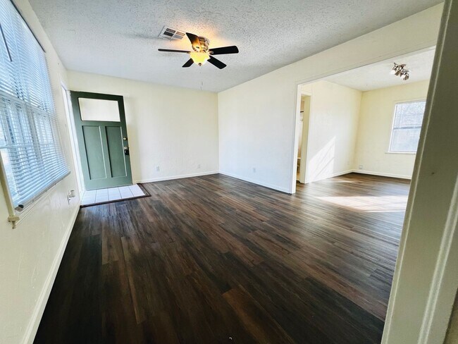 Foto del edificio - Cute 2BD 1BA Home w/ Bonus Room in Midwest...