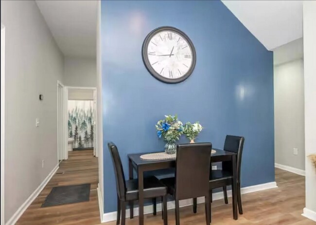 Foto del edificio - Spacious 5-Bed Furnished Home Near Xavier | Modern Updates, In-Unit Laundry & Off-Street Parking