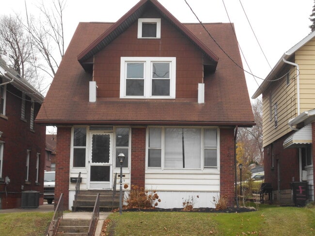 Front View - 409 W 26th St