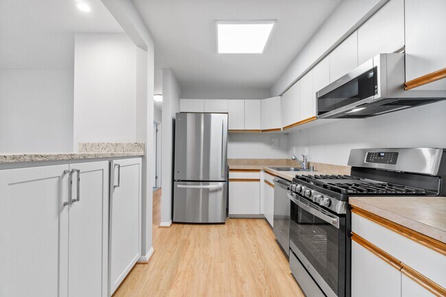 Foto del edificio - Fairwinds. Renovated and Updated. Spacious 2 bed 2 bath ground level condo in Annapolis!