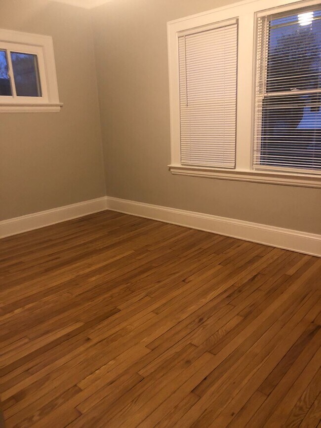 Building Photo - Single Family Home 4 beds 2 bath FOR RENT!