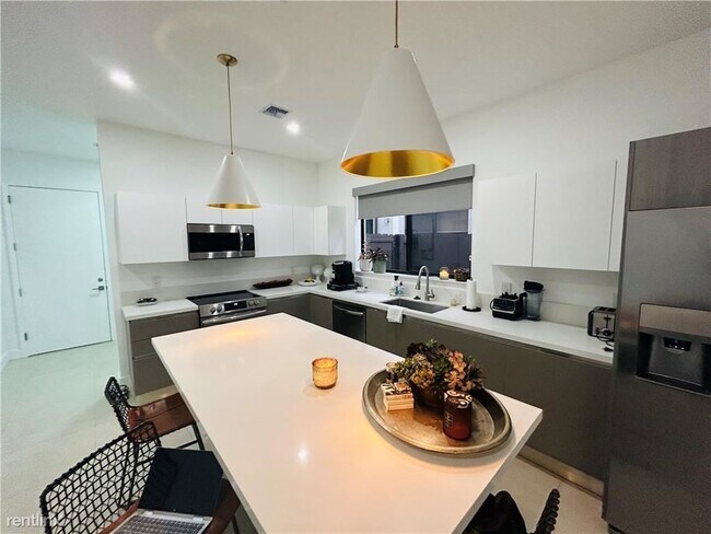 Building Photo - 3 br, 3.5 bath Townhome - 310 SW 9th St # 1