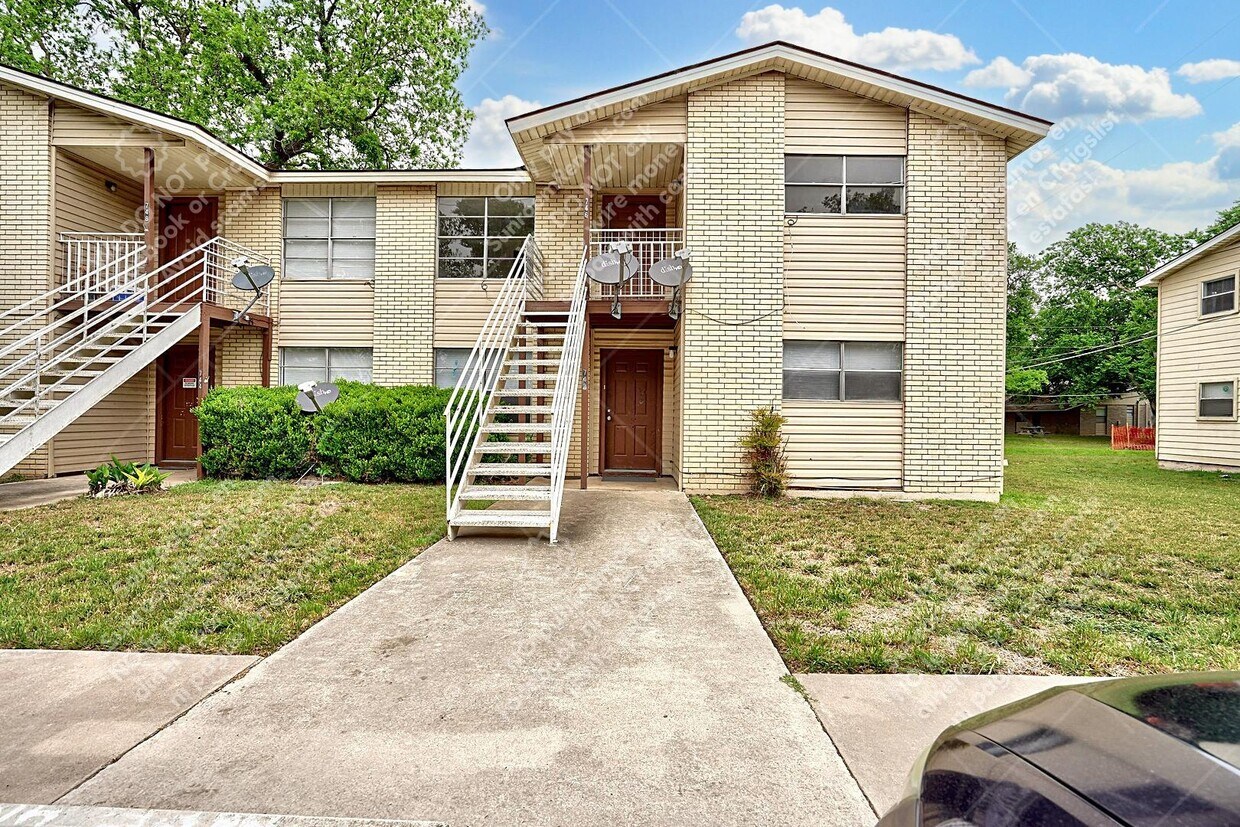 Primary Photo - 728 Old Martindale Rd