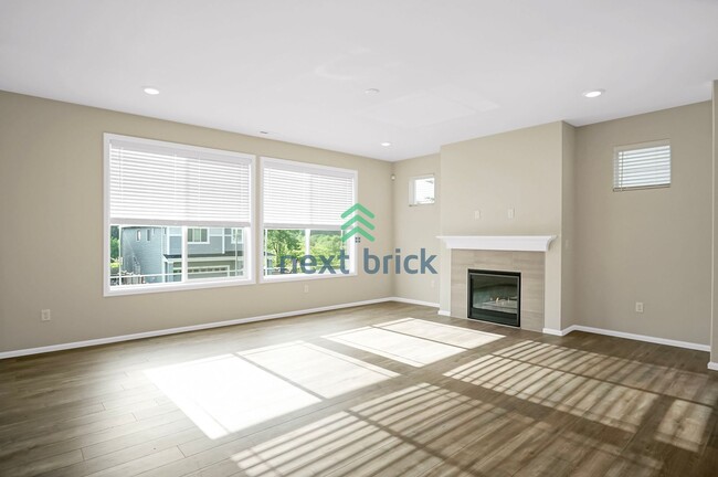 Building Photo - 4 Bed 3 Bath Spacious Private Single-Famil...