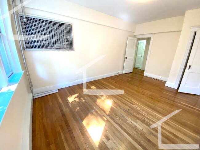 Building Photo - Charming 2 Bedroom-No Broker Fee