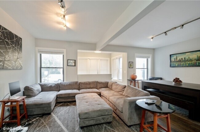 Foto del edificio - 1203 W Addison St