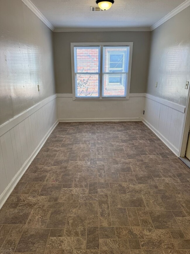 Building Photo - 2235 SE Dewey Ave