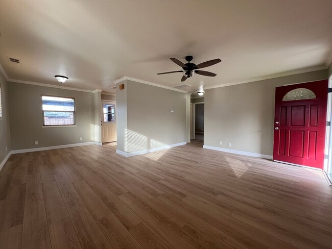 Building Photo - Remodeled 2 Bedroom 1 Bathroom Home in San...