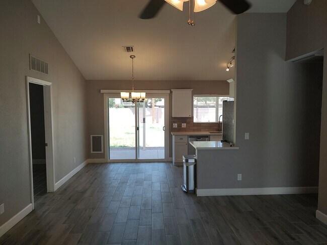 Foto del edificio - Stunning 3-bedroom, 2-bathroom home locate...