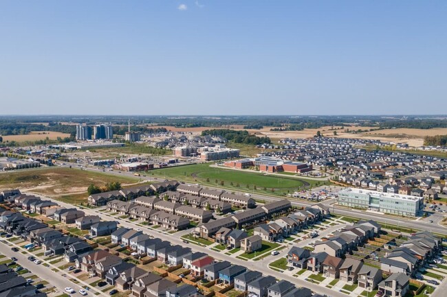 Building Photo - Towns in Hyde Park