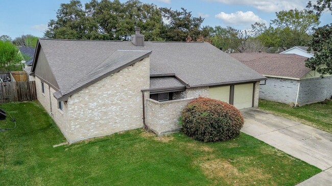Building Photo - 19318 Quiet Brook Dr