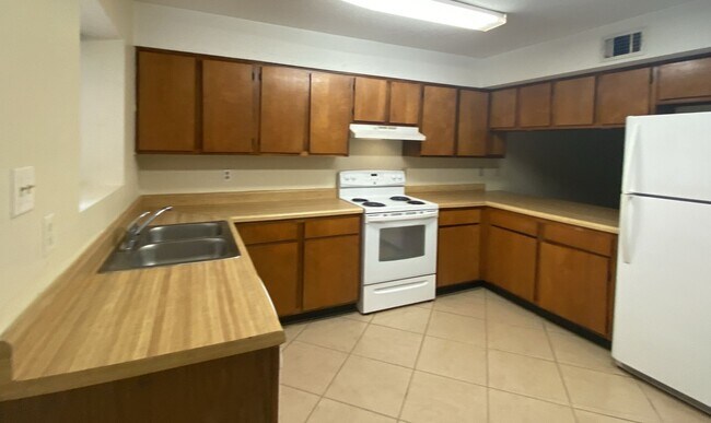 Foto del edificio - Newly Painted 2 Bedroom Unit in Prime down...