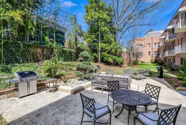 Courtyard with grills - Kew Gardens Apartments