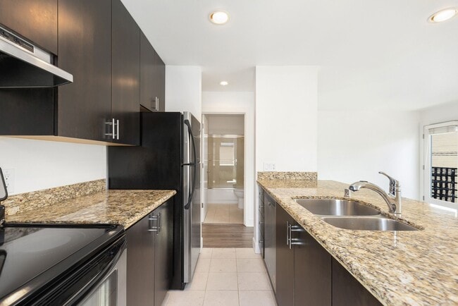 Building Photo - Admiral District 1 Bedroom Condo with Laun...