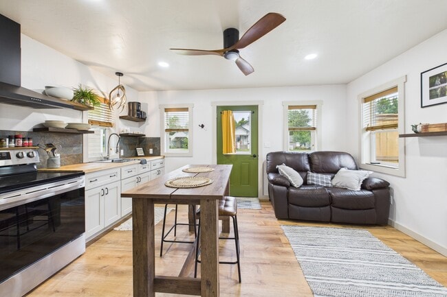 Building Photo - 309 W Farewell St