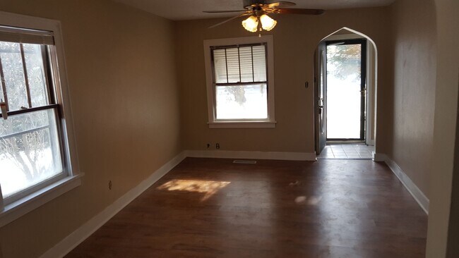 Building Photo - 3 bedroom 1 bath house