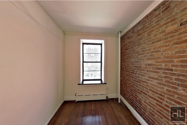 Building Photo - Beautiful 4 Bedroom 2 Bath Apartment In Mi...