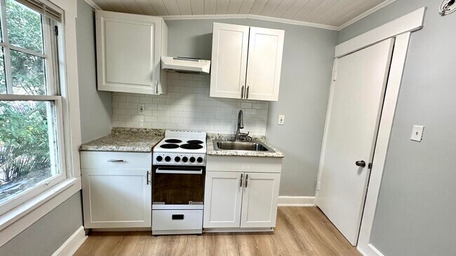 Building Photo - 313 S Lakeside Dr