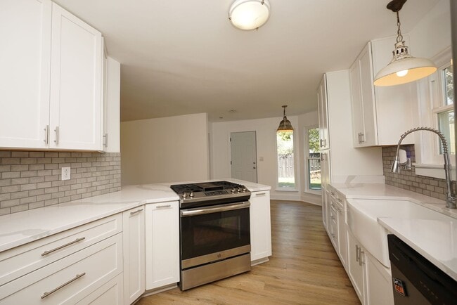 Foto del edificio - Updated Home in Bluewater with Community Pool and Close to EOD  School