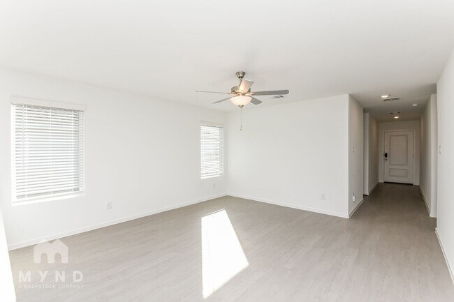 Foto del edificio - 2721 Ctr Crk Ln