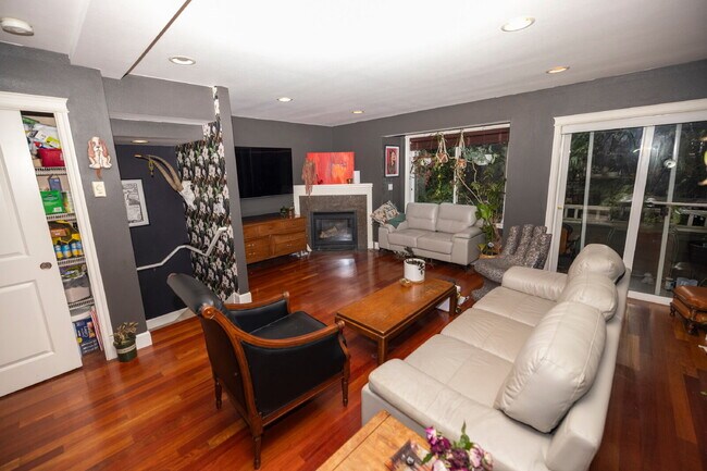 Building Photo - *Beautiful Ballard Townhome with Spacious Fenced Yard & Attached Garage FOR RENT* Available for M...